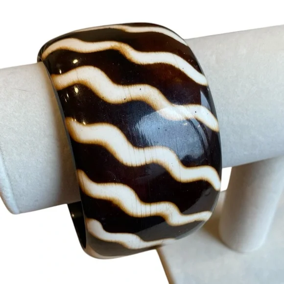 VINTAGE Animal Print Tribal Lucite Bangle Bracelet - Picture 2 of 6